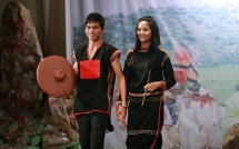 lo anh hoa hau hhen nie de toc dai di dien van nghe thoi chua ai biet den