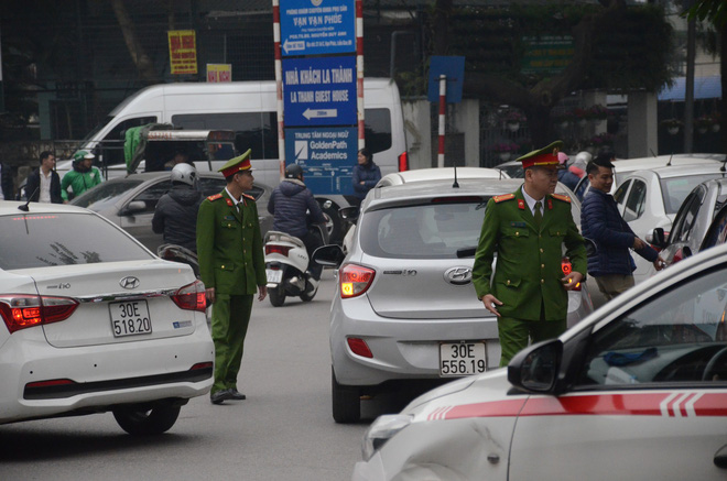 hang tram tai xe grab uber lu luot keo ve tru so o ha noi de dinh cong yeu cau giam chiet khau giao thong hon loan