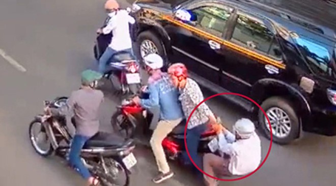 nguoi dan ong bi 2 doi tuong dung dao khong che cuop xe tao ton o sai gon