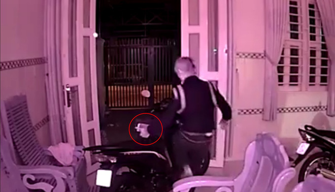 clip 3 gio sang vao nha dan an trom nam thanh nien con kip chap tay vai lay truoc ban tho nha gia chu