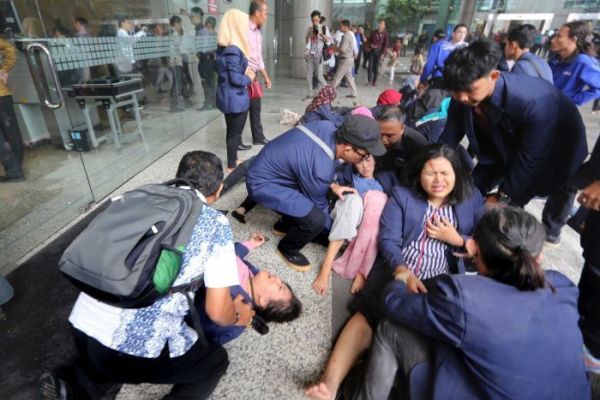 clip sap san toa nha giao dich chung khoan hang chuc nguoi bi thuong