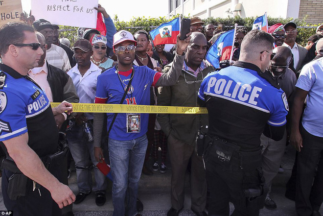 tong thong trump che o mot minh phu nhan va con trai dau tran hung gio mua