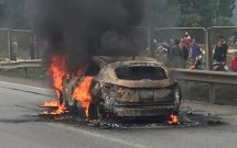 o to boc chay du doi tren cao toc nan nhan bat tinh trong xe duoc nhieu nguoi keo ra ngoai