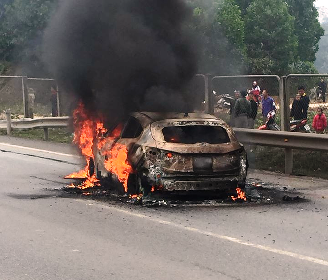 xe o to mazda 3 bat ngo boc chay va bi thieu rui khi dang chay tren cao toc