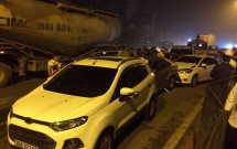 va cham giao thong lien hoan khien 4 chiec xe o to don toa hu hong nang tren pho ha noi