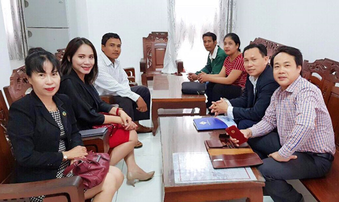 me be gai 13 tuoi nghi tu tu vi bi hang xom xam hai uoc gi con toi co the song lai duoc