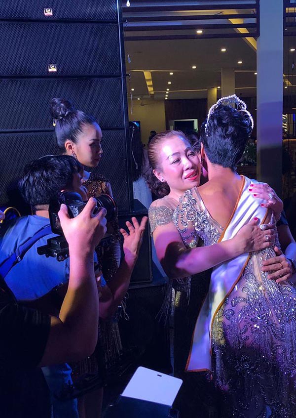 khong ra mat nhung day la nguoi am tham giup do hhen nie suot thoi gian thi hoa hau