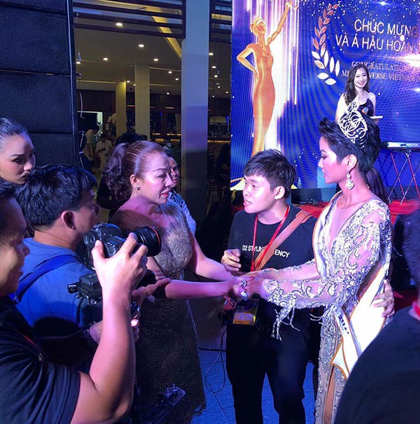 khong ra mat nhung day la nguoi am tham giup do hhen nie suot thoi gian thi hoa hau