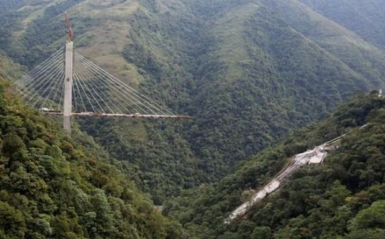 Sập cầu treo kinh hoàng ở Colombia: Gãy vụn trên vách núi cao chót vót