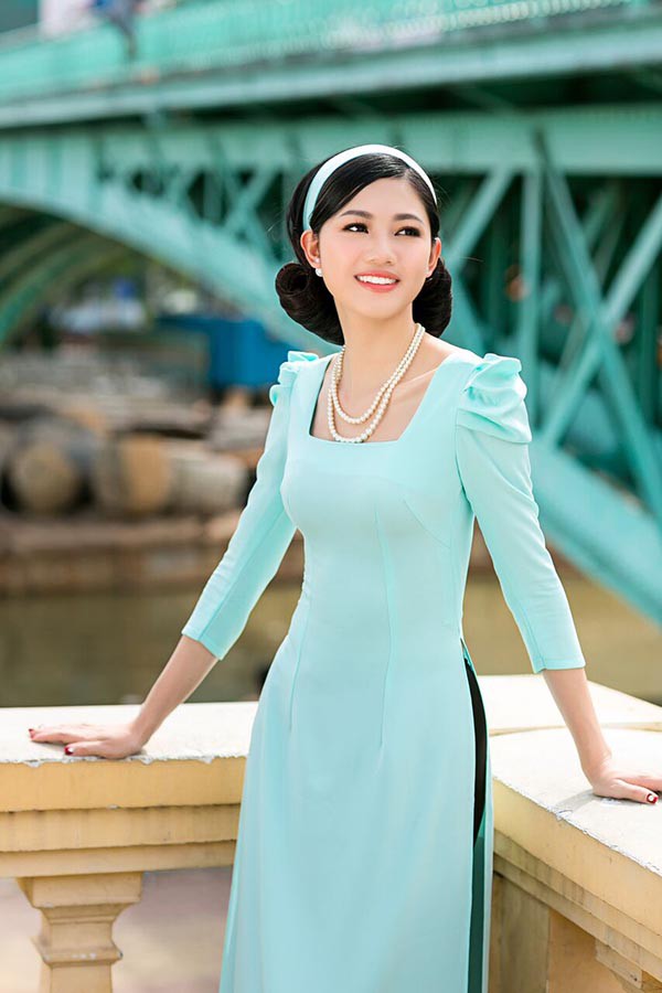 a hau diem trang thanh tu khoe sac voi ao dai cach tan
