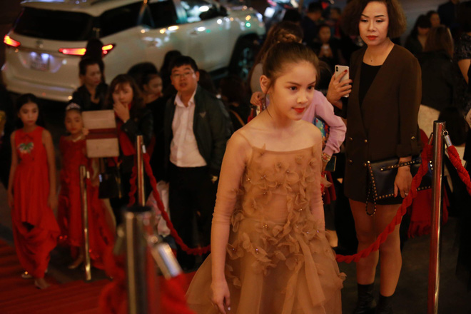 nhan sac thien than cua mau nhi tai san catwalk mien bac