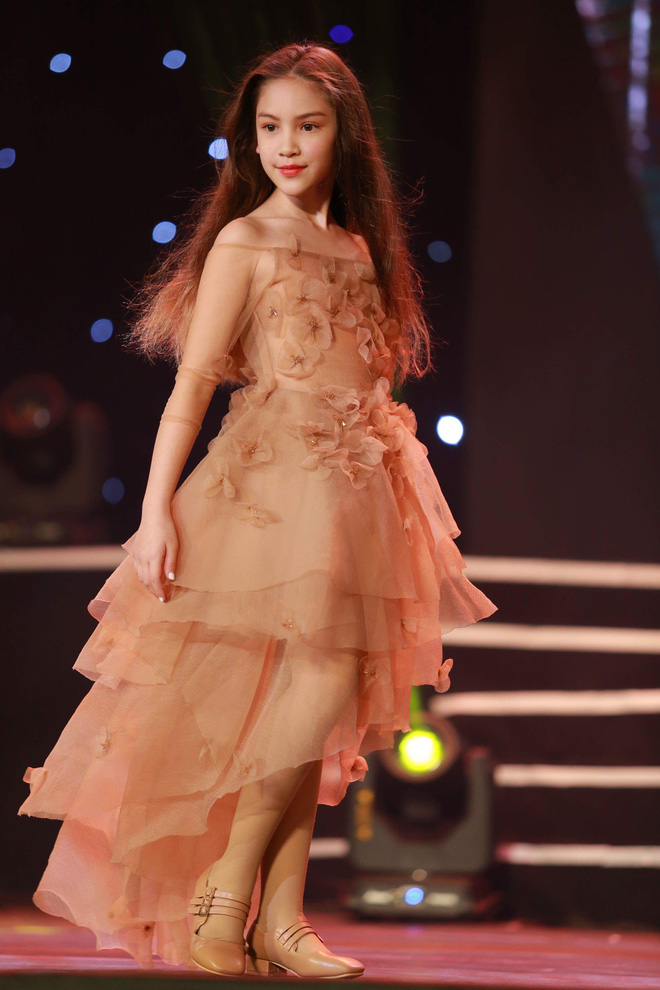 nhan sac thien than cua mau nhi tai san catwalk mien bac