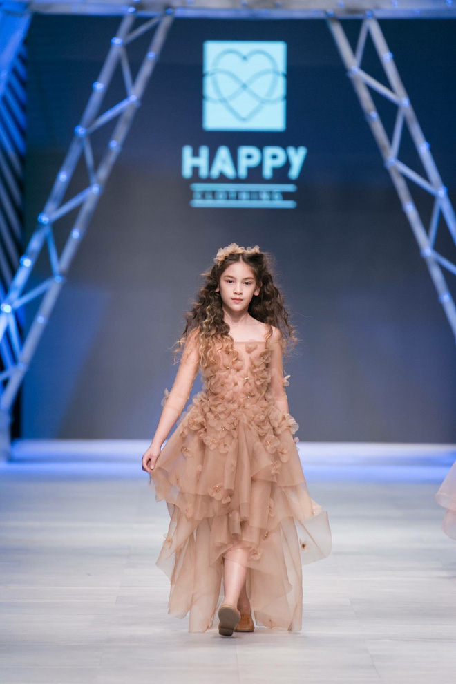 nhan sac thien than cua mau nhi tai san catwalk mien bac