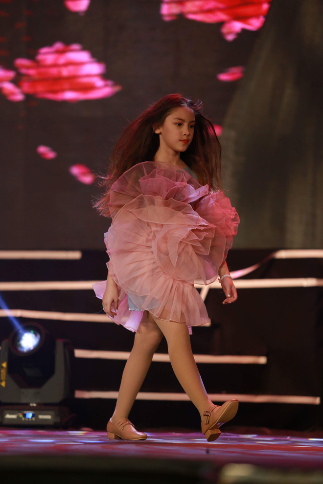 nhan sac thien than cua mau nhi tai san catwalk mien bac