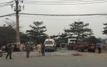 con gai gao khoc tham thiet ben canh thi the nguoi me tu vong sau va cham