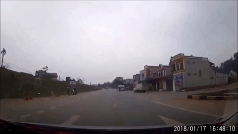 clip nguoi phu nu thoat chet than ky duoi gam xe tai nho chiec mu bao hiem