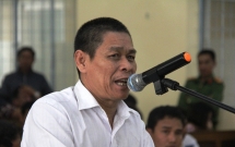 vu be gai 13 tuoi tu tu nghi do hang xom xam hai bi cao huu be khai cho tien be gai vi co tinh thuong