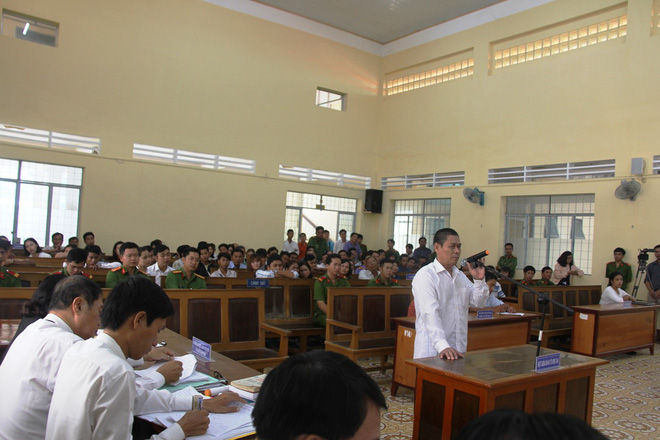 vu be gai 13 tuoi tu tu nghi do hang xom xam hai bi cao huu be khai cho tien be gai vi co tinh thuong