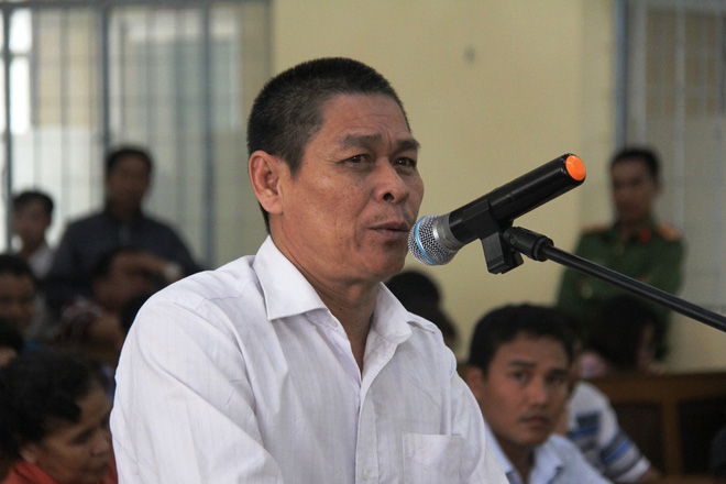 vu be gai 13 tuoi tu tu nghi do hang xom xam hai bi cao huu be khai cho tien be gai vi co tinh thuong