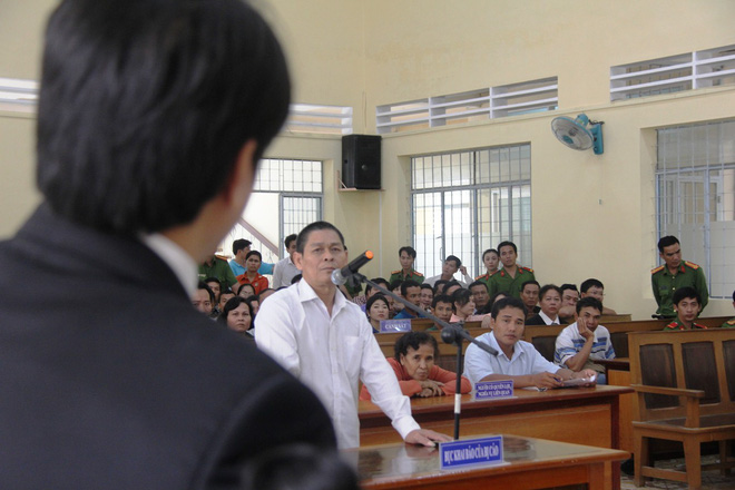 vu be gai 13 tuoi tu tu nghi do hang xom xam hai bi cao huu be khai cho tien be gai vi co tinh thuong