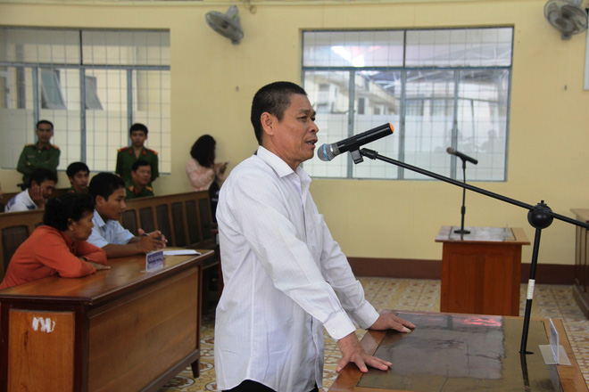 vu be gai 13 tuoi tu tu nghi do hang xom xam hai bi cao huu be khai cho tien be gai vi co tinh thuong