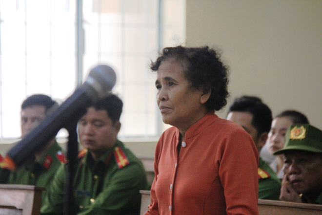 vu be gai 13 tuoi tu tu nghi do hang xom xam hai bi cao huu be khai cho tien be gai vi co tinh thuong