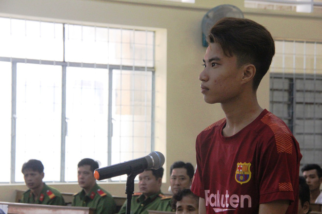 vu be gai 13 tuoi tu tu nghi do hang xom xam hai bi cao huu be khai cho tien be gai vi co tinh thuong