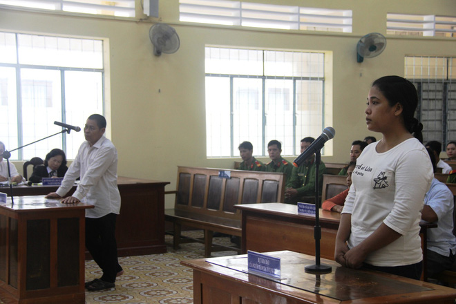 vu be gai 13 tuoi tu tu nghi do hang xom xam hai bi cao huu be khai cho tien be gai vi co tinh thuong