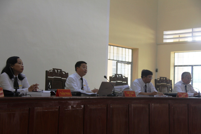 vu be gai 13 tuoi tu tu nghi do hang xom xam hai bi cao huu be khai cho tien be gai vi co tinh thuong