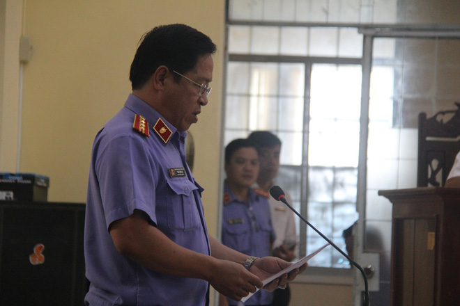 vu be gai 13 tuoi tu tu nghi do hang xom xam hai bi cao huu be khai cho tien be gai vi co tinh thuong