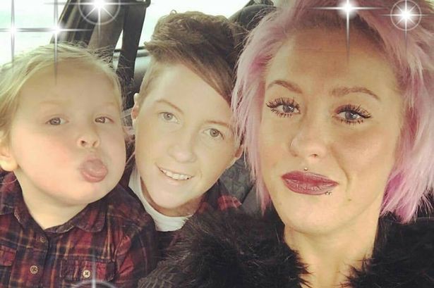 biet tin me qua doi be gai 4 tuoi vua khoc vua hoi sao me len thien duong ma khong co con