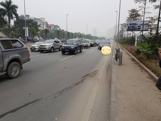 ha noi 2 xe mercedes thi tho toc do tren duong va cai ket dang ngay sau do