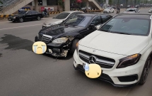 ha noi 2 xe mercedes thi tho toc do tren duong va cai ket dang ngay sau do