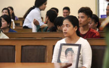 vu be gai 13 tuoi tu tu nghi do hang xom xam hai vks de nghi muc an 6 7 nam tu cho bi cao huu be