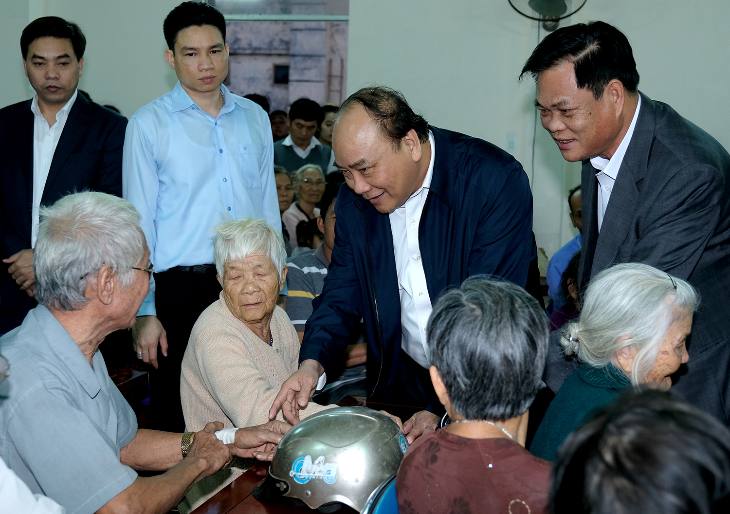 thu tuong tang qua tet cho ba con ngheo vung bi thien tai tinh phu yen