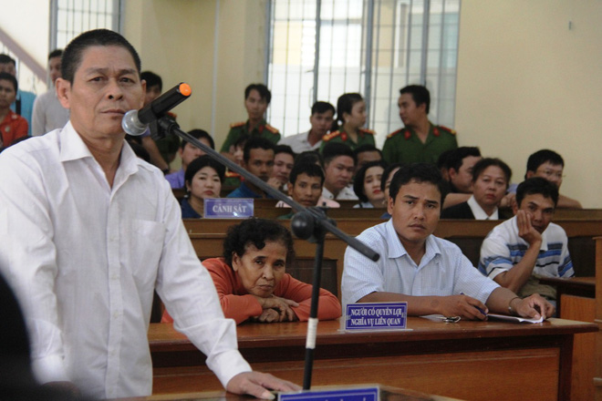 vu be gai 13 tuoi nghi do hang xom dam o boi thuong thiet hai cho dua be bi xam hai tu tu khong bang mot chai ruou ngoai