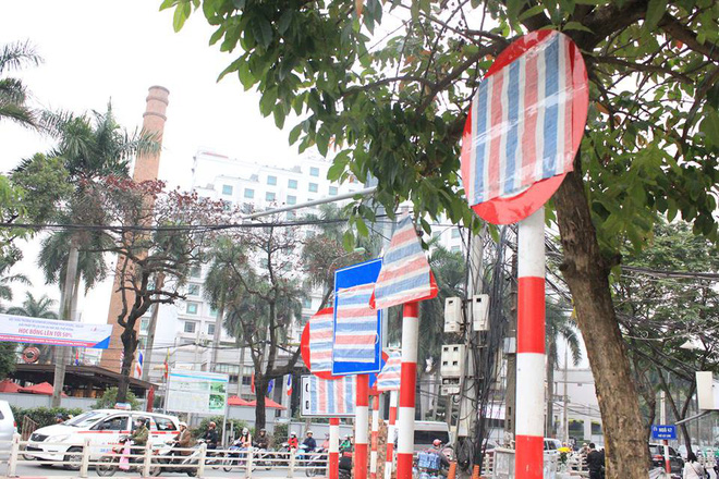 hang loat bien bao giao thong bit kin tren pho ha noi gay xon xao da bi go bo