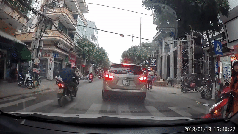 mot nu cuoi va cai gat dau xin duong cua nguoi phu nu di xe may khien dan mang am long ngay gan tet