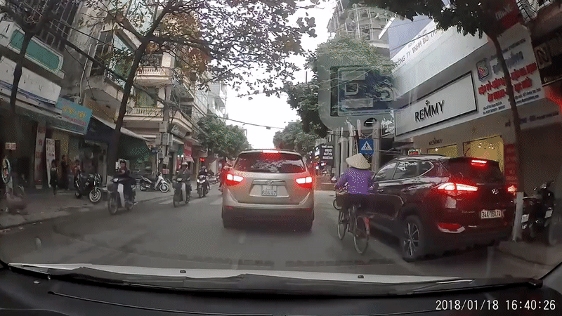 mot nu cuoi va cai gat dau xin duong cua nguoi phu nu di xe may khien dan mang am long ngay gan tet