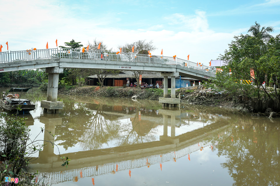 them cau giao thong moi cho nguoi dan vinh long