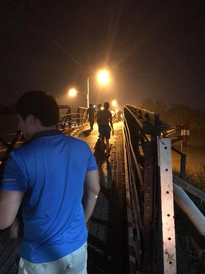 nhan chung vu sap cau o sai gon tai xe chi kip keu len cuu cuu roi chiec xe tai chim dan