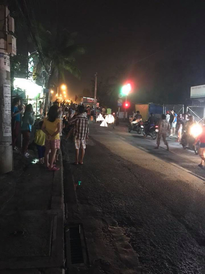 nhan chung vu sap cau o sai gon tai xe chi kip keu len cuu cuu roi chiec xe tai chim dan