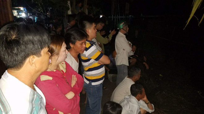 nhan chung vu sap cau o sai gon tai xe chi kip keu len cuu cuu roi chiec xe tai chim dan