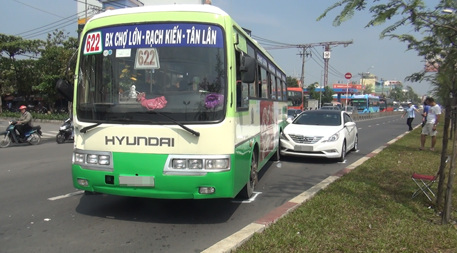 tphcm va cham lien hoan hanh khach keu cuu that thanh trong xe buyt