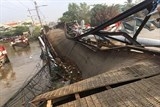 cau sat o tp ho chi minh sap do oto qua tai 12 tan chay qua