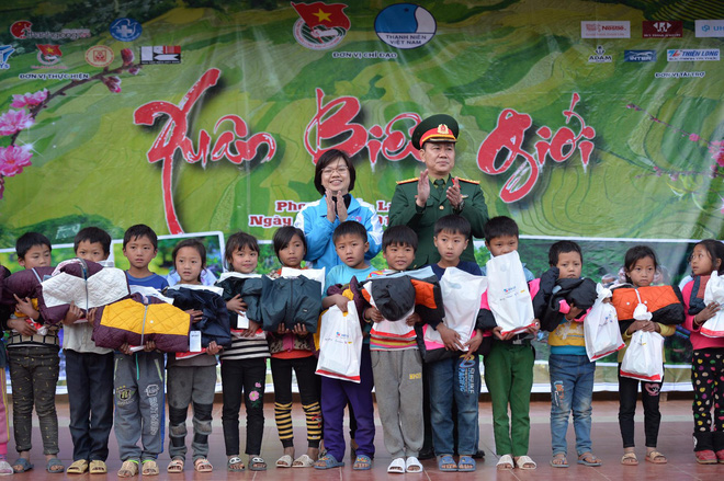 xuan bien gioi nam 2018 mang hang nghin ao am den voi nguoi dan lai chau