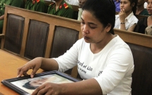 truoc khi chet be gai 13 tuoi nam lay tay me ong be lay con chua giai quyet duoc ma me dinh bo di dau