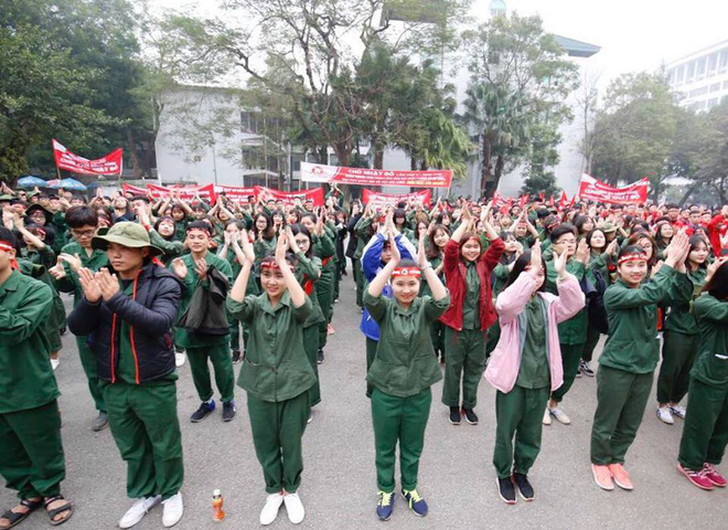 hoa hau do my linh cung hang ngan sinh vien tham du khai mac ngay hoi hien mau chu nhat do 2018