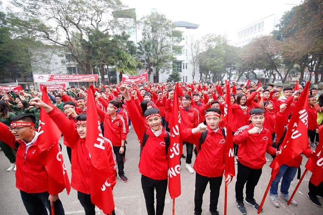 hoa hau do my linh cung hang ngan sinh vien tham du khai mac ngay hoi hien mau chu nhat do 2018