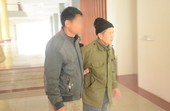 lien tuc keu oan doi tuong 79 tuoi hiep dam be gai 3 tuoi o ha noi van bi tang them 2 nam tu giam trong phien toa phuc tham